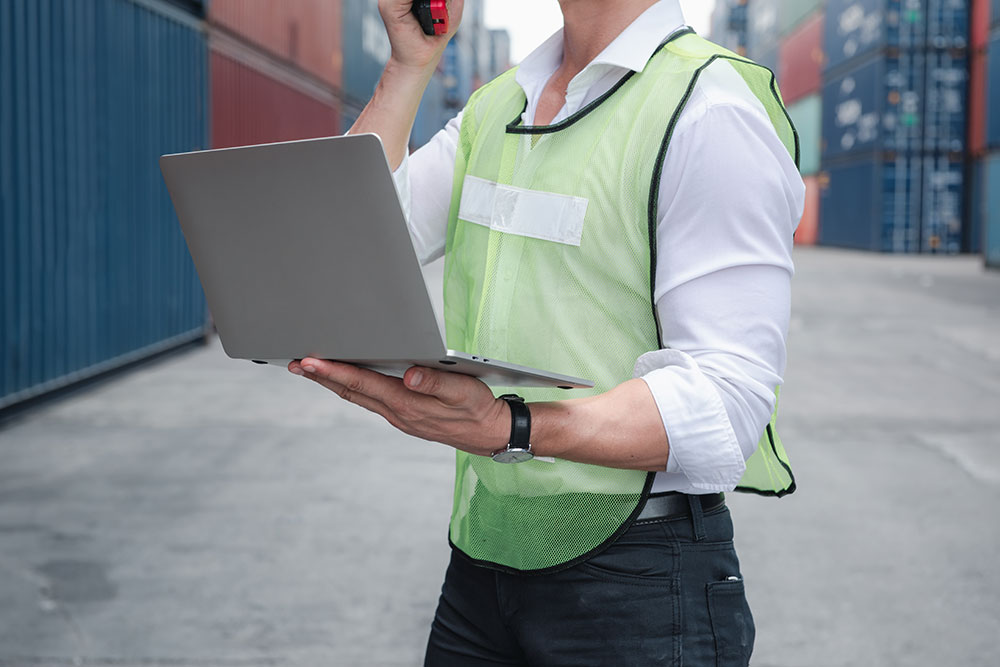 seccion-media-de-un-hombre-usando-un-telefono-movil-en-la-ciudad